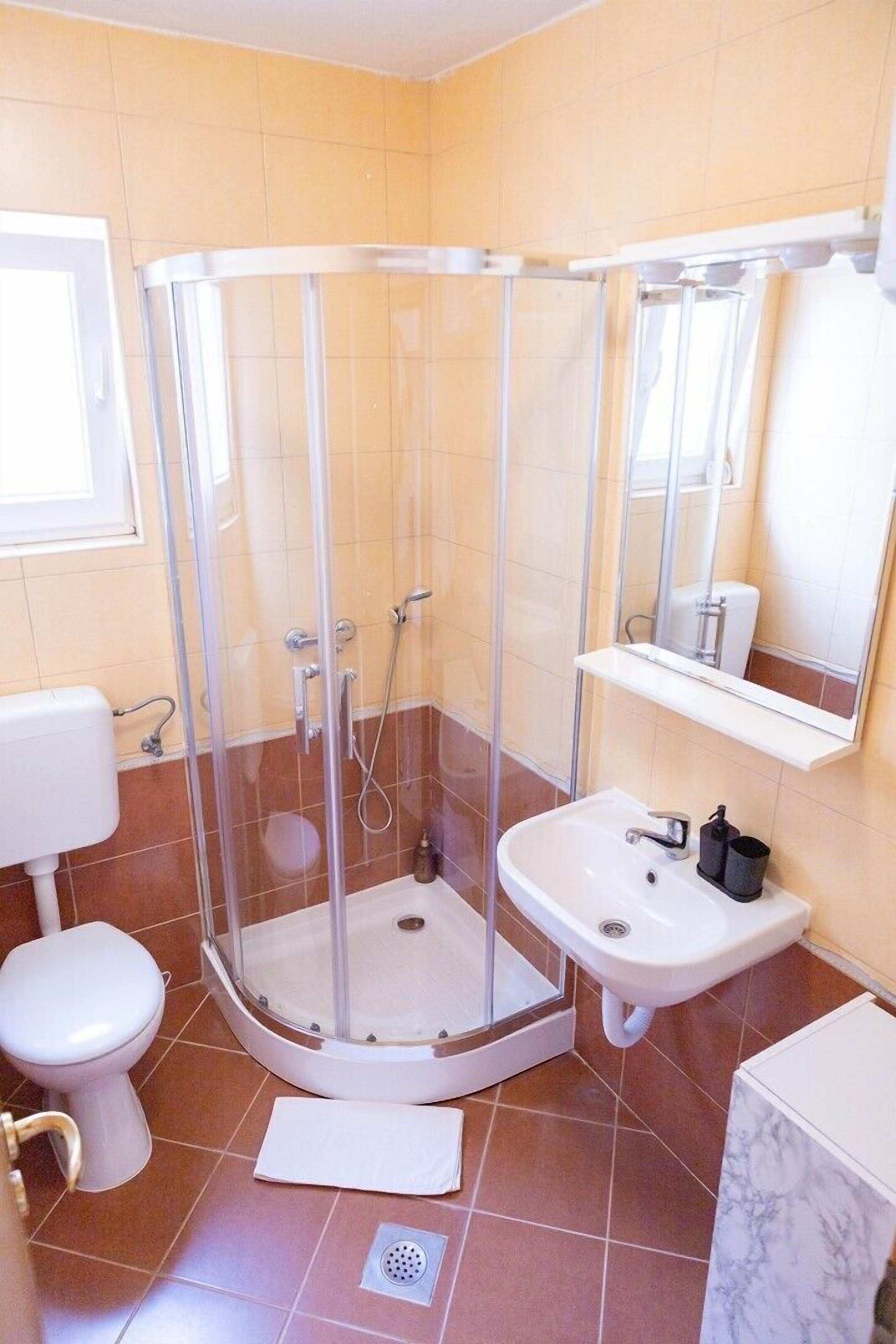 Douche, serviettes fournies