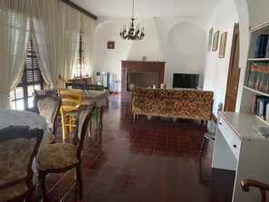 Ein Wohnzimmer mit Kamin, Fernseher und Bücherregal.