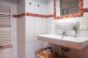 Haartrockner, Handtücher, Seife, Toilettenpapier