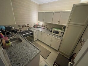 Private kitchen - Stylish Downtown Cairo Apartment with Balcony View & Prime Location (Cairo)