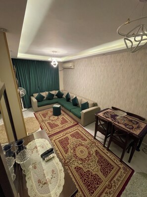 Living area - Stylish Downtown Cairo Apartment with Balcony View & Prime Location (Cairo)
