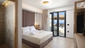 Ein modernes Hotelzimmer mit einem Bett, einem Nachttisch, einer Schiebetür zu einem Balkon und einem Holzschrank.