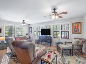 Una televisión, una chimenea