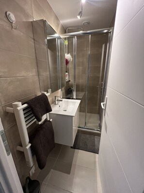 Bathroom - Vrbo Property (Cavalaire-sur-Mer)