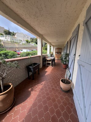 Outdoor dining - Vrbo Property (Cavalaire-sur-Mer)