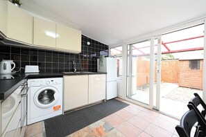 House, 2 Bedrooms | Private kitchen - Full House 2 Bedrooms, 2 Bathrooms, Near Tube st (London)