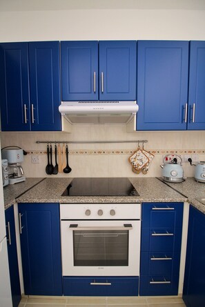 Fridge, microwave, oven, coffee/tea maker - STAY Limnaria Gardens Apartment (Paphos)