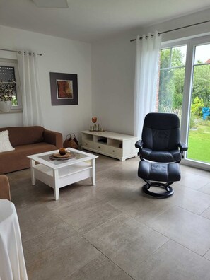 Living area - Cozy vacation home right on the lake near Winterswijk (Borken)