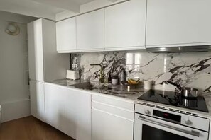 Private kitchen - Vrbo Property (Paris)