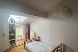 Room - Vrbo Property (Paris)