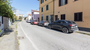 Eine Straße mit parkenden Autos und Gebäuden.