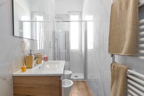 Shower, hair dryer, bidet, towels - Pisa City Airport Apartment (Pisa)