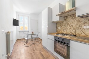 Fridge, microwave, oven, stovetop - Pisa City Airport Apartment (Pisa)