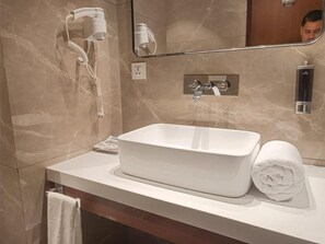 Shower, free toiletries, hair dryer, towels - One Earth Heritage Katra (Katra)
