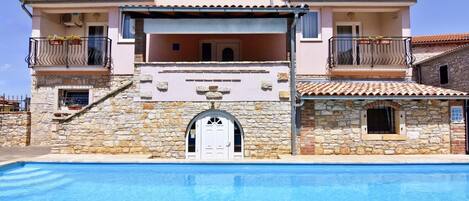 Appartement, 2 chambres, balcon | Piscine | Piscine extérieure