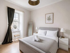 2 Schlafzimmer, Schreibtisch, Bügeleisen/Bügelbrett, Reisekinderbett
