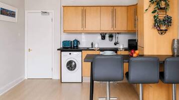 Kaffetrakter/tekoker, kjøleskap, mikrobølgeovn og ovn
