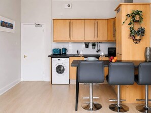 Wasserkocher mit Kaffee-/Teezubehör, Kühlschrank, Mikrowelle, Ofen