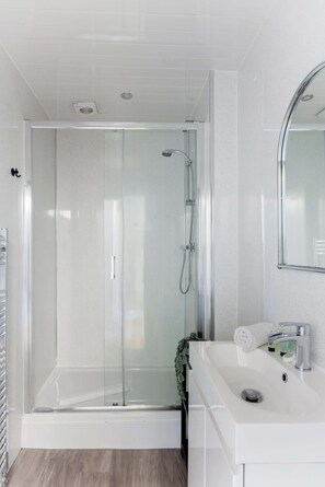 Dusche, Haartrockner, Handtücher, Seife