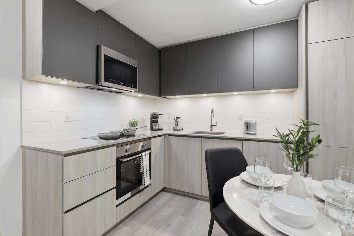 Een koelkast, een magnetron, een oven, een kookplaat