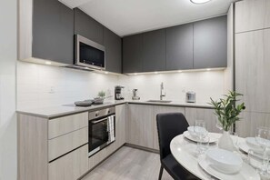 Geladeira, micro-ondas, fogão, cooktop