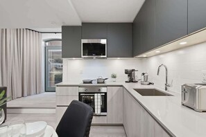 Geladeira, micro-ondas, fogão, cooktop