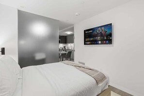 Escrivaninha, ferros/tábuas de passar roupa, Wi-Fi, roupa de cama