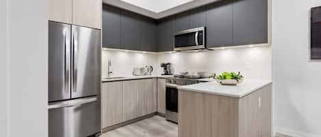 Réfrigérateur, four à micro-ondes, un four, surface de cuisson
