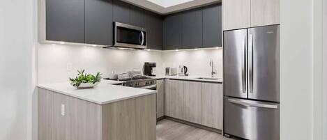 Refrigerador, microondas, horno y parrilla de estufa