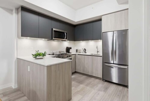 Boutique 3BR Townhouse • Sleeps 7 w Free Parking
