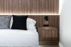 3 bedrooms, desk, iron/ironing board, WiFi - Boutique 3BR Townhouse • Sleeps 7 • Free Parking (Toronto)