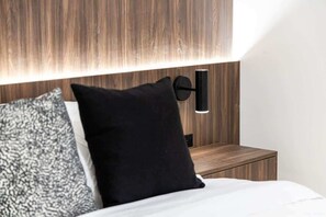 3 bedrooms, desk, iron/ironing board, WiFi - Boutique 3BR Townhouse • Sleeps 7 • Free Parking (Toronto)