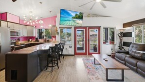 Private kitchen - WATERFRONT at Weeki Wachee w/heated swimming pool, docks, Kayaks & elevator (Spring Hill)