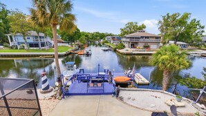 Marina - WATERFRONT at Weeki Wachee w/heated swimming pool, docks, Kayaks & elevator (Spring Hill)
