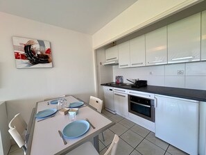 Een koelkast, een oven, een kookplaat, een vaatwasser