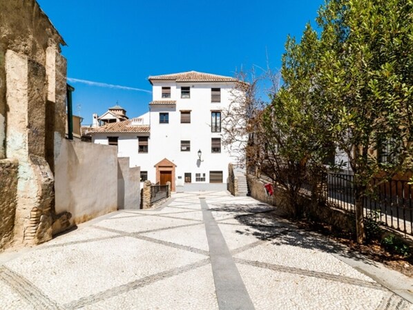 Property grounds - Bright penthouse in city centre - 4 guests (Granada)