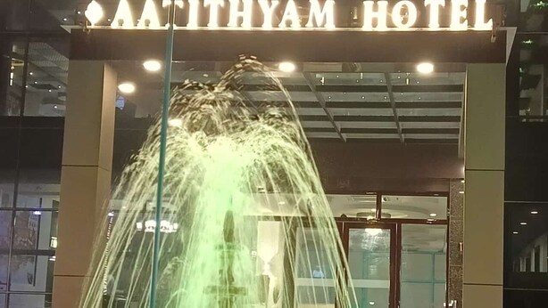 La entrada del Hotel Aathiyam, con una llamativa fuente.