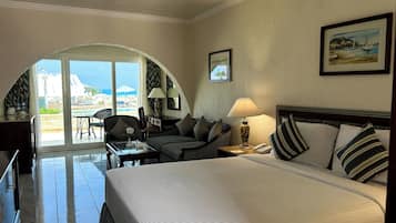 Superior tweepersoonskamer, balkon, gedeeltelijk uitzicht op zee | Een kluis op de kamer, gratis wifi