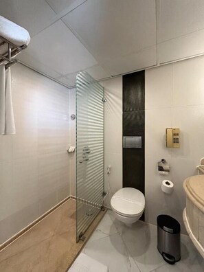 Douche, articles de toilette gratuits, serviettes fournies, savon