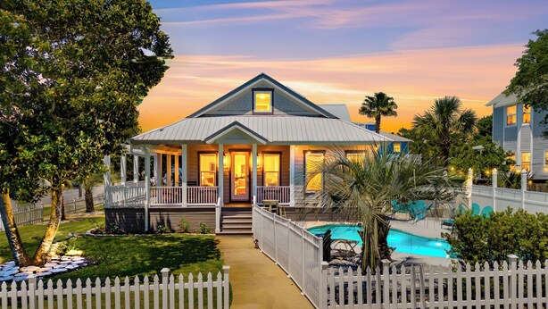 Unclassified image, 1 of 55, button - New! Private Pool -Free Golf Cart -Block to Beach -Fully Updated -Crystal Beach (Destin)