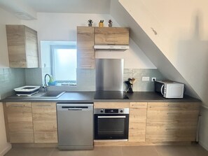 Kühlschrank, Mikrowelle, Ofen, Herdplatte