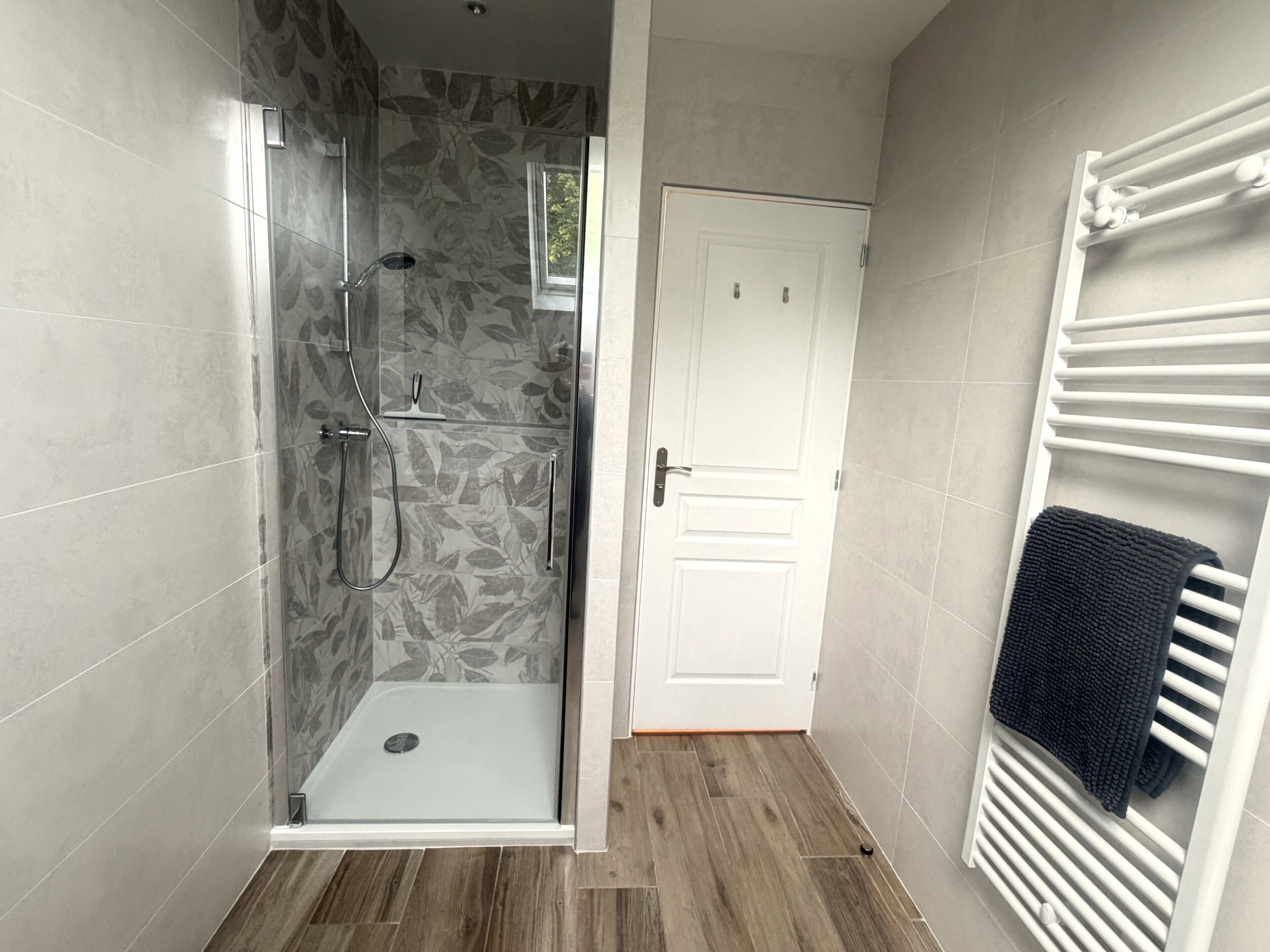 Douche, sèche-cheveux, serviettes fournies, papier toilette