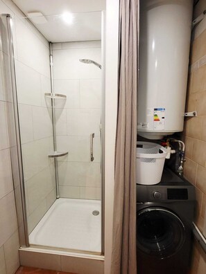 Shower, hair dryer, towels - 3 comfortable rooms - walking distance to the beach 2 swimming pools (Linguizzetta)