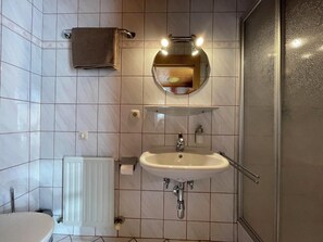 Haartrockner, Handtücher, Seife, Toilettenpapier