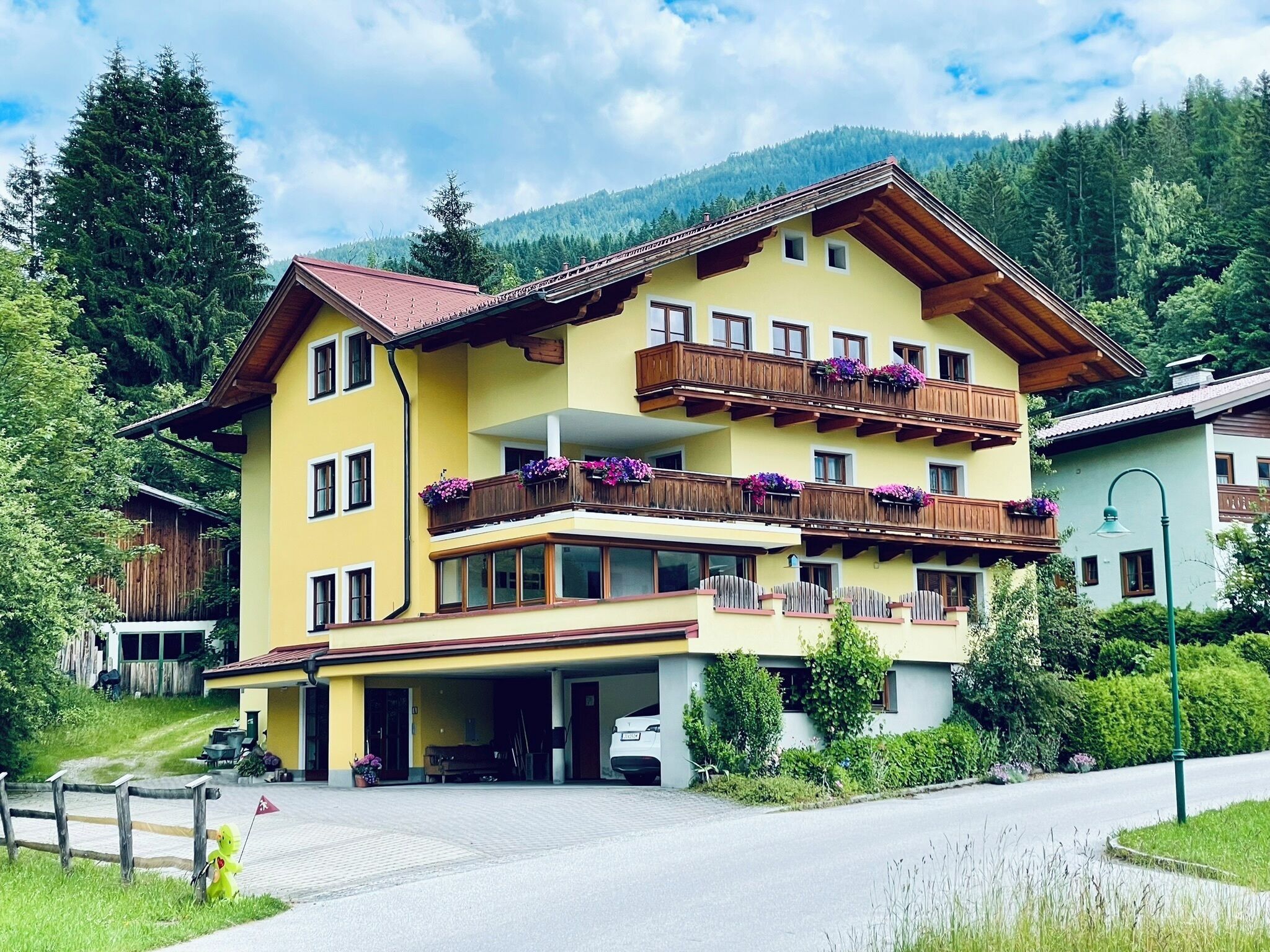 Un hôtel à plusieurs étages doté de balcons, d’un parking et situé dans un cadre montagneux.
