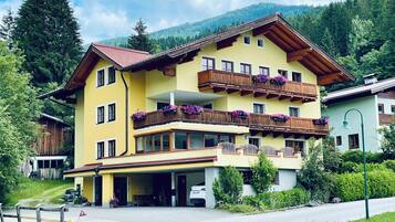 Un hôtel à plusieurs étages doté de balcons, d’un parking et situé dans un cadre montagneux.