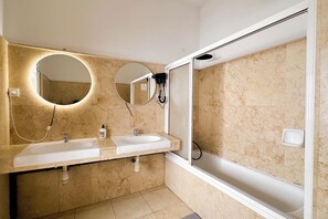 Bathroom - Vrbo Property (Mairena del Aljarafe)