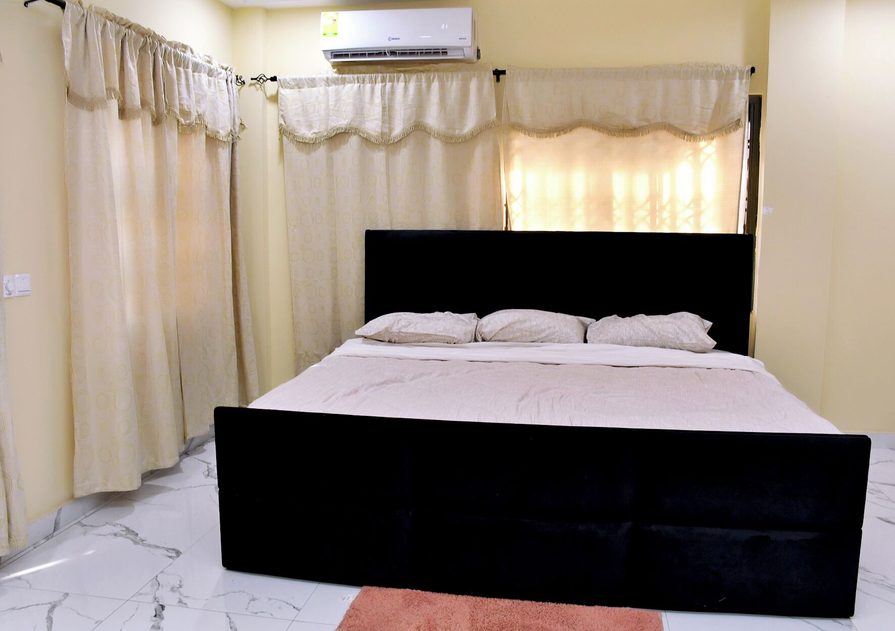 2 habitaciones, tabla de planchar con plancha, wifi y ropa de cama 