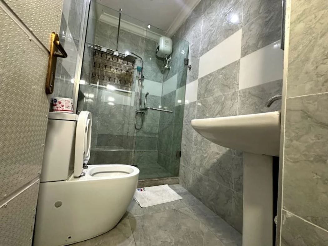 Shower, towels, soap, toilet paper