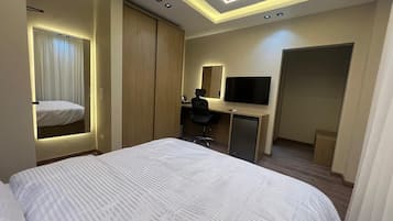 1 dormitorio, tabla de planchar con plancha, wifi y ropa de cama